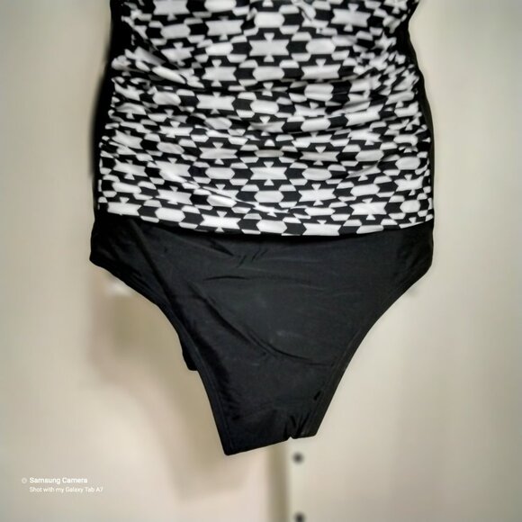 Pura Energy Black, White Geometric Print Ruched Slimming Swimsuit NWT Size 22W - Picture 3 of 3